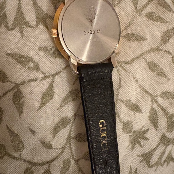 Authentic Vintage Gucci 2200M black & gold Roman numeral bezel watch - Picture 4 of 9